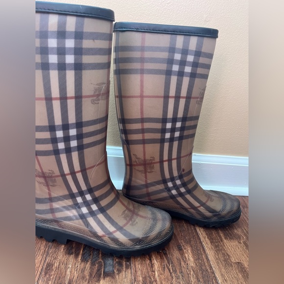Authentic Burberry boots - Picture 5 of 5